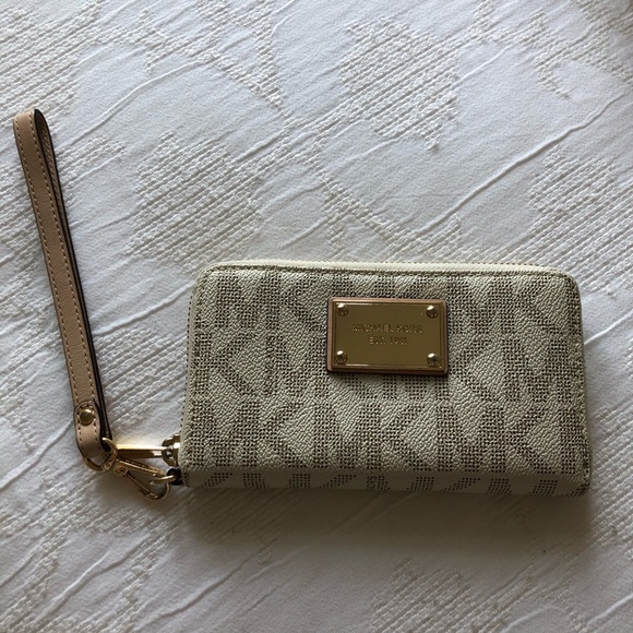 Michael Kors Jet Set Wallet - Picture 2 of 3